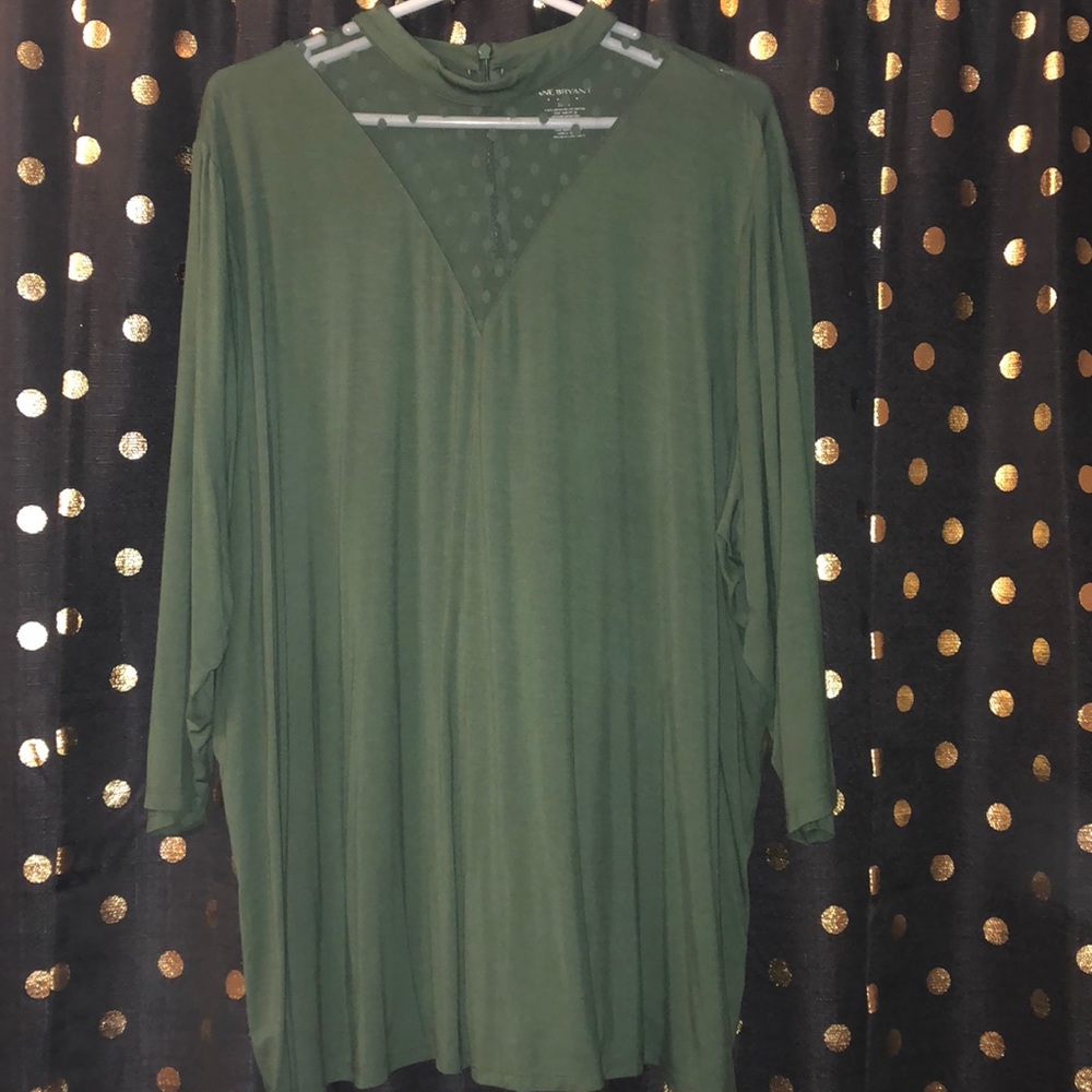 Dark green 3/4 sleeve top with lace dot accent